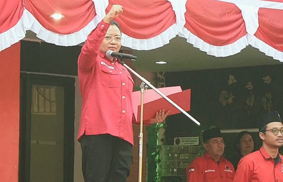 Agatha Retnosari menyampaikan pesan dalam peringatan HUT RI ke-81 di Kantor PDI Perjuangan Surabaya