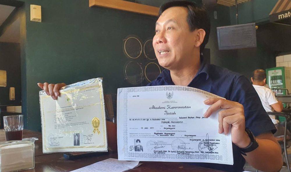 Sukur Priyanto menunjukkan dokumen riwayat pendidikan saat memberikan penjelasan terkait polemik gelar akademiknya.
