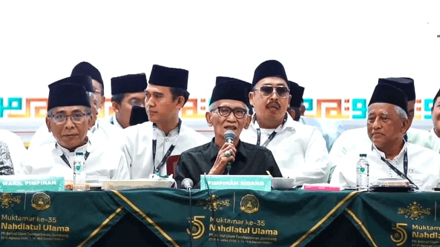 KH Miftachul Akhyar memimpin sidang dalam Muktamar Ke-35 Nahdlatul Ulama di Jombang, Jawa Timur.