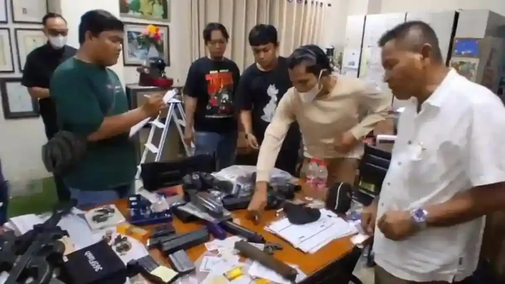 Petugas memeriksa sejumlah senjata dan barang bukti di sekolah swasta Jakarta Selatan