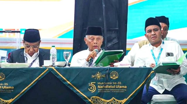 Sejumlah peserta memimpin sidang dalam Muktamar Ke-35 Nahdlatul Ulama di Jombang, Jawa Timur.