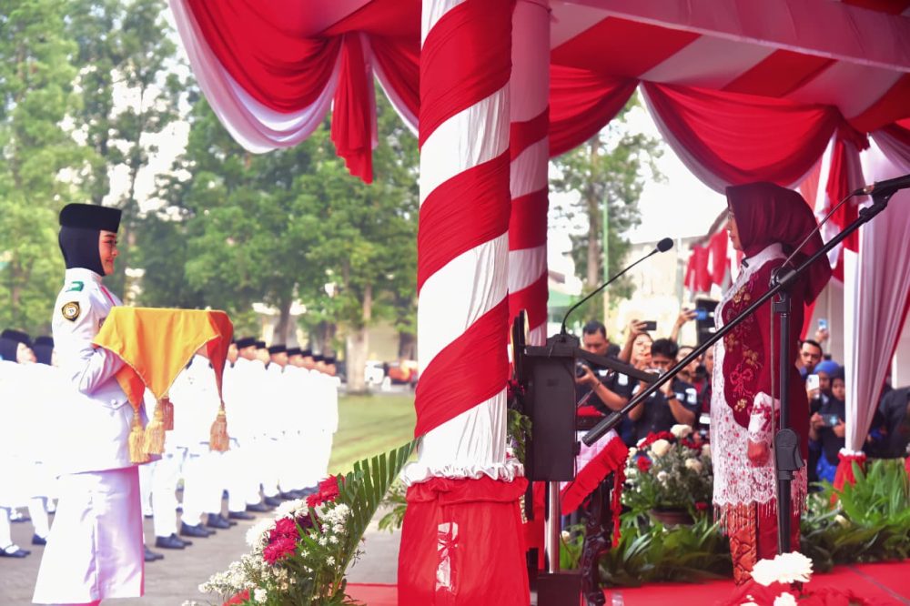Bupati Lumajang Indah Amperawati memimpin upacara HUT ke-81 RI dengan suasana merah putih di Alun-Alun Lumajang.