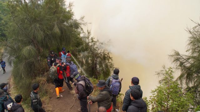 TNBTS Belum Pastikan Luas Kawasan Terdampak Kebakaran, Petugas Fokus Lakukan Pemadaman