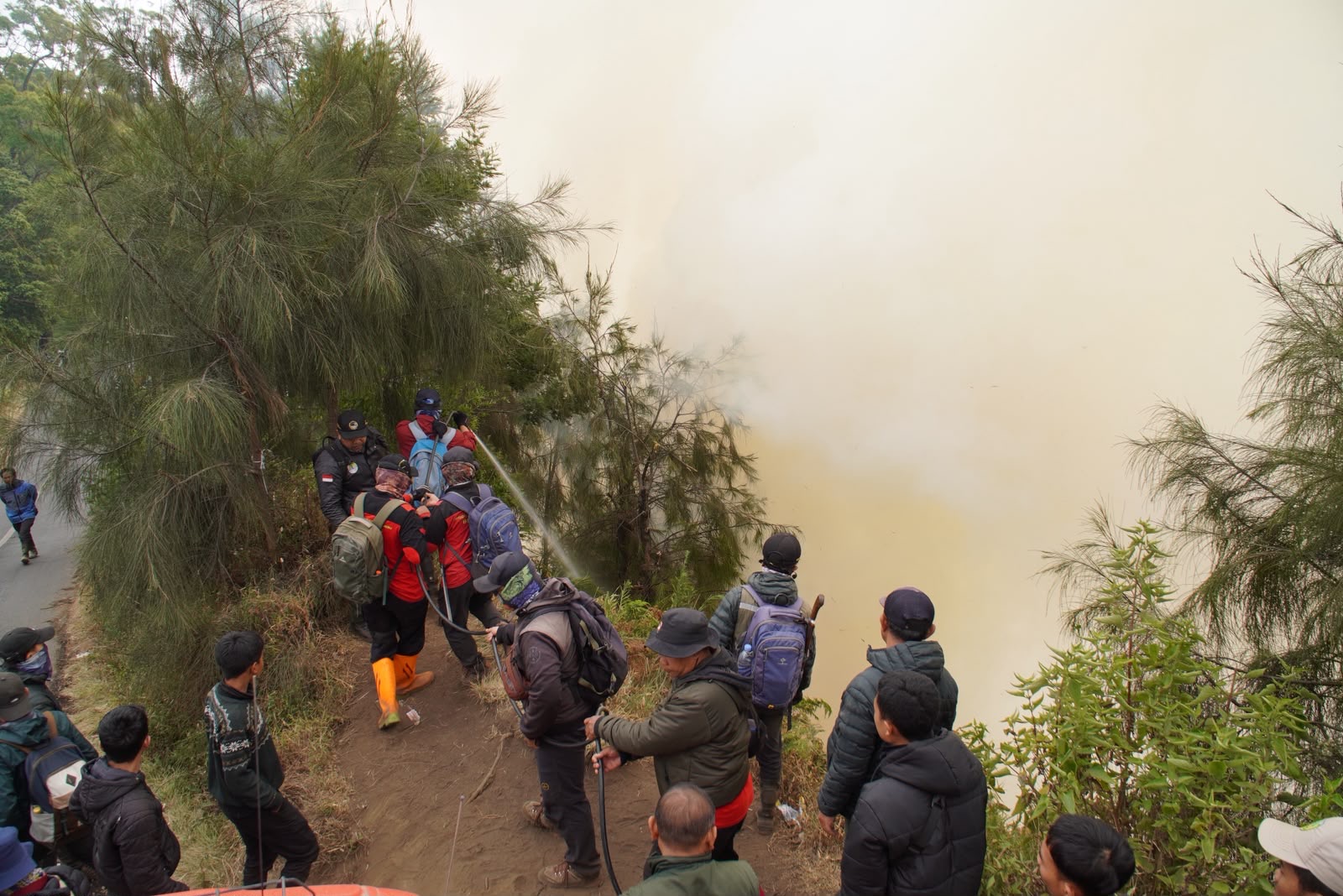 TNBTS Belum Pastikan Luas Kawasan Terdampak Kebakaran, Petugas Fokus Lakukan Pemadaman