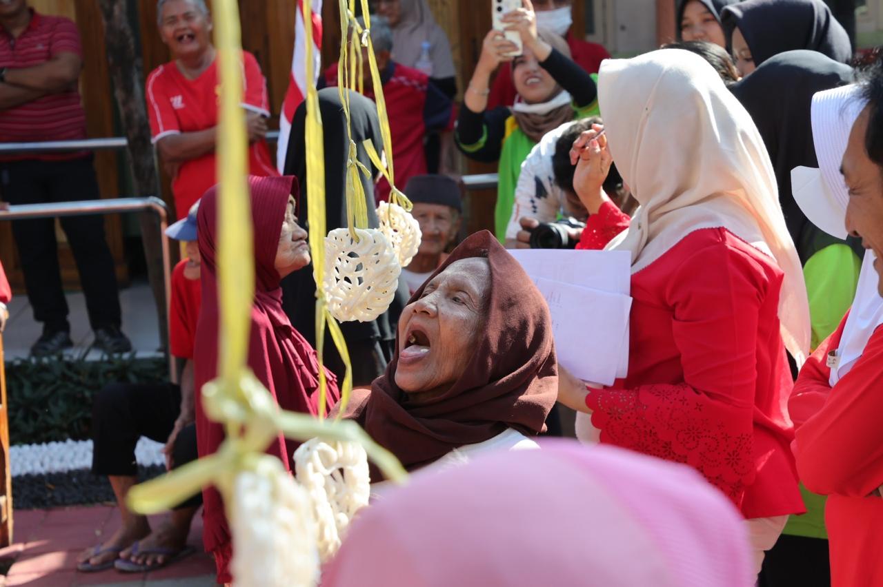 Geliat Tawa dan Semangat Lansia Griya Wreda Surabaya Semarakkan Lomba Agustusan