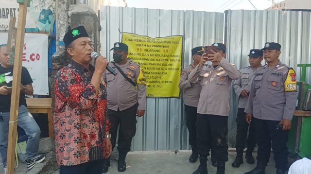 Puluhan Warga Demo Dugaan Penyerobotan Tanah Wakaf Masjid Rahmat Surabaya