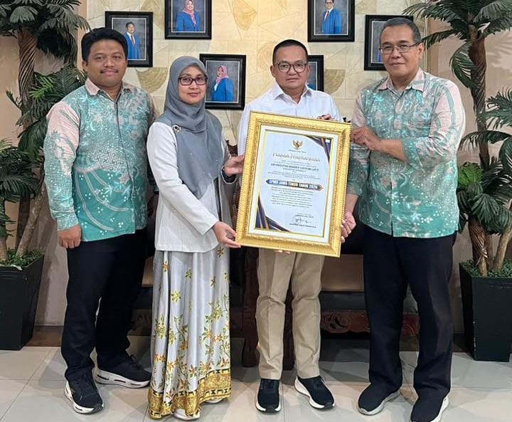 UMAHA Raih Penghargaan Gubernur Jatim Usai Gelontorkan Beasiswa untuk 1.000 Siswa