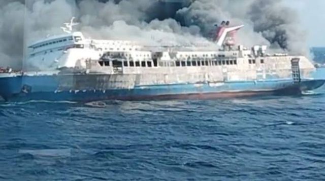 Menteri Perhubungan Dudy Purwagandhi meninjau proses evakuasi korban kebakaran KM Mutiara Sentosa 2 di Sumenep, Jawa Timur.