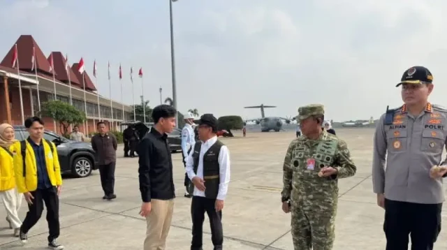 Wapres Gibran Rakabuming berada di area landasan sebelum bertolak ke NTT untuk meninjau penanganan pascagempa.