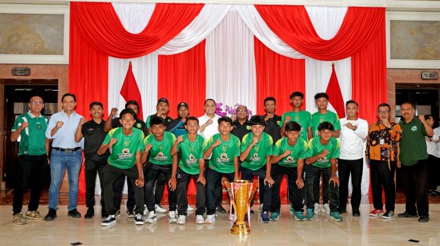 Wali Kota Eri Siapkan Fasilitas Latihan Persebaya Muda Jelang Piala Soeratin Nasional