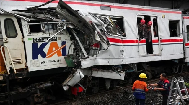 Petugas berada di lokasi tabrakan KA Argo Bromo Anggrek dan KRL di Bekasi Timur dengan bagian depan gerbong mengalami kerusakan parah.