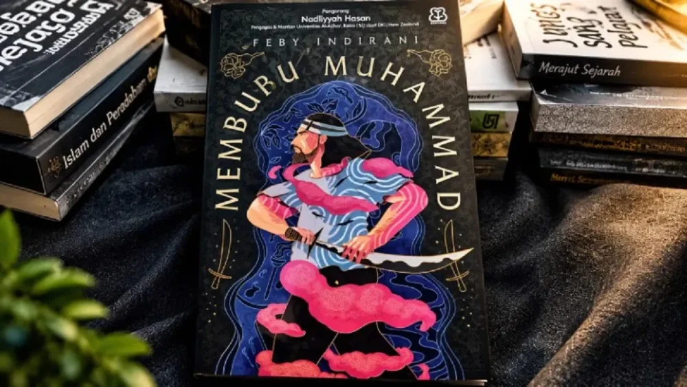 Buku berjudul Memburu Muhammad karya Feby Indirani terlihat di antara sejumlah buku lainnya.