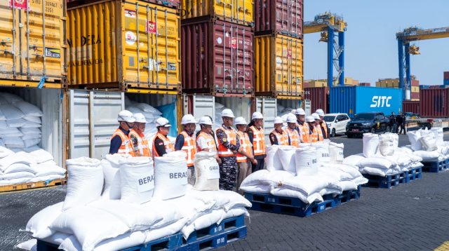 Mengaku Bahan Kimia, 15 Kontainer di TPS Surabaya Berisi Beras dan Garam Senilai Rp7,8 Miliar