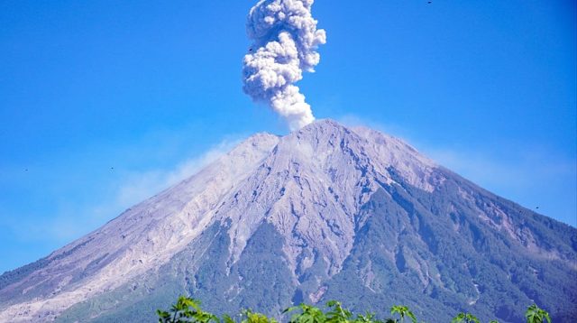 23 Kali Merapi Erupsi, Warga Lumajang Dihujani Abu dan Suara Dentuman