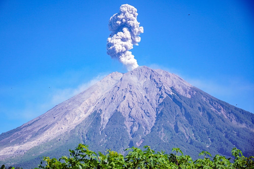 23 Kali Merapi Erupsi, Warga Lumajang Dihujani Abu dan Suara Dentuman
