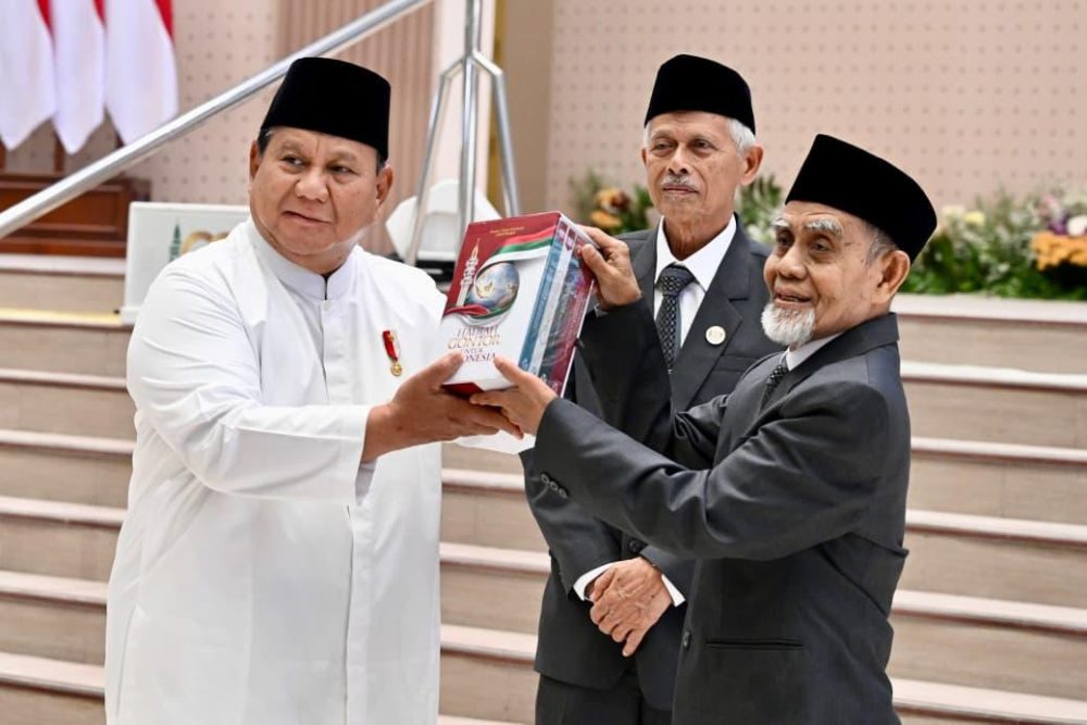 Presiden Prabowo Subianto bersama pimpinan Pondok Modern Darussalam Gontor saat menghadiri resepsi 100 tahun Gontor.