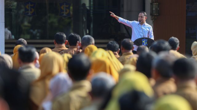 Ancam Berikan Bendera Hitam, Wali Kota Eri Minta ASN Turun Lapangan Verifikasi Data Bansos