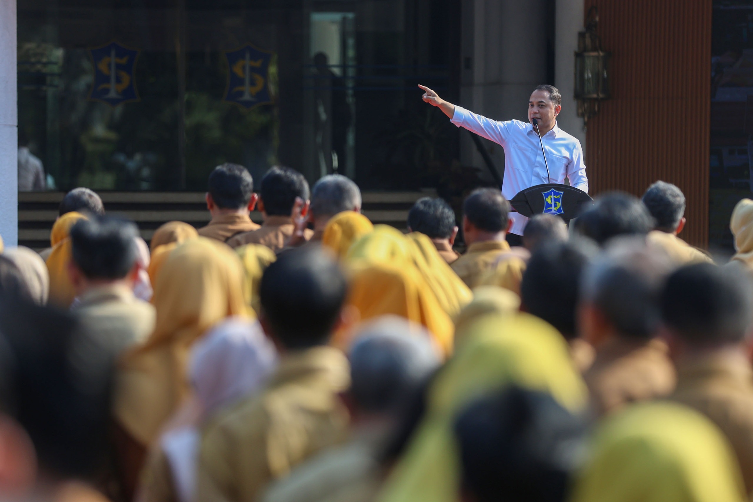 Ancam Berikan Bendera Hitam, Wali Kota Eri Minta ASN Turun Lapangan Verifikasi Data Bansos