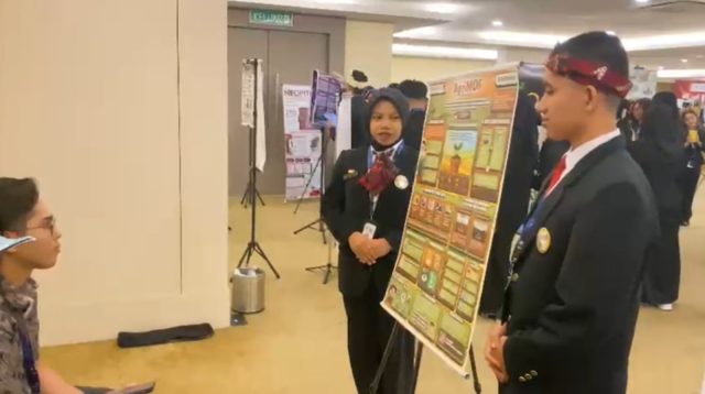 Inovasi Pupuk Limbah Rumah Tangga Hantarkan Pelajar SMAN 1 Lumajang Raih Bronze Medal di Malaysia