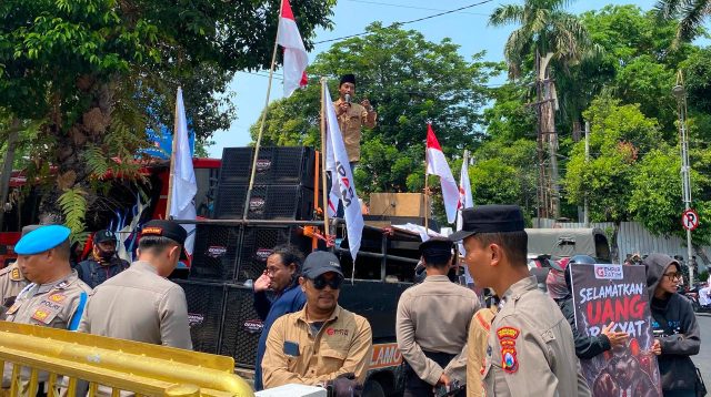 Massa Gempar Jatim Gelar Demo, Desak Pemkot dan PAM Surabaya Ambil Alih Air Perumahan