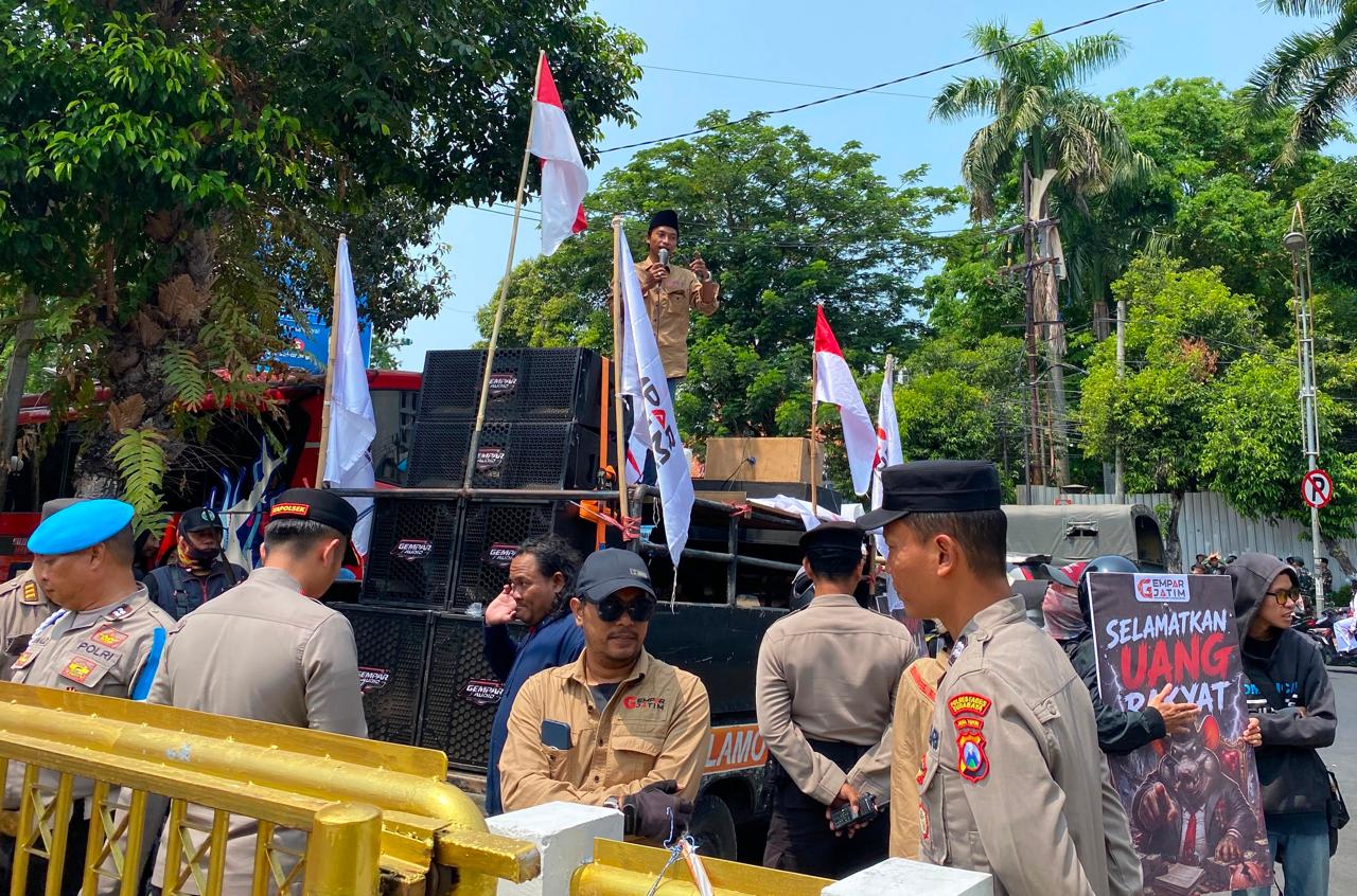 Massa Gempar Jatim Gelar Demo, Desak Pemkot dan PAM Surabaya Ambil Alih Air Perumahan
