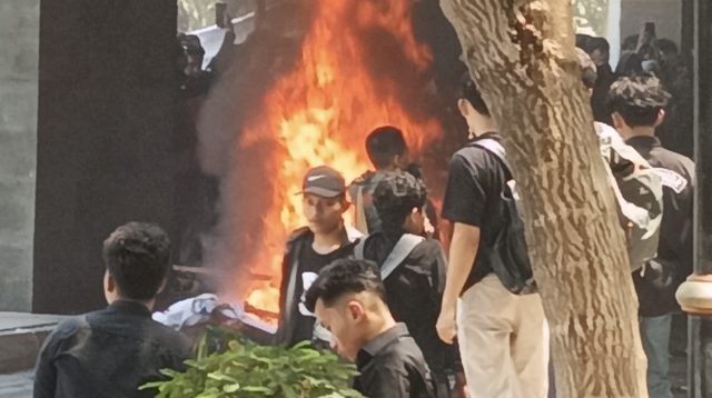 Demo Tolak Rektor Dua Periode di UINSA Memanas, Karangan Bunga Dibakar