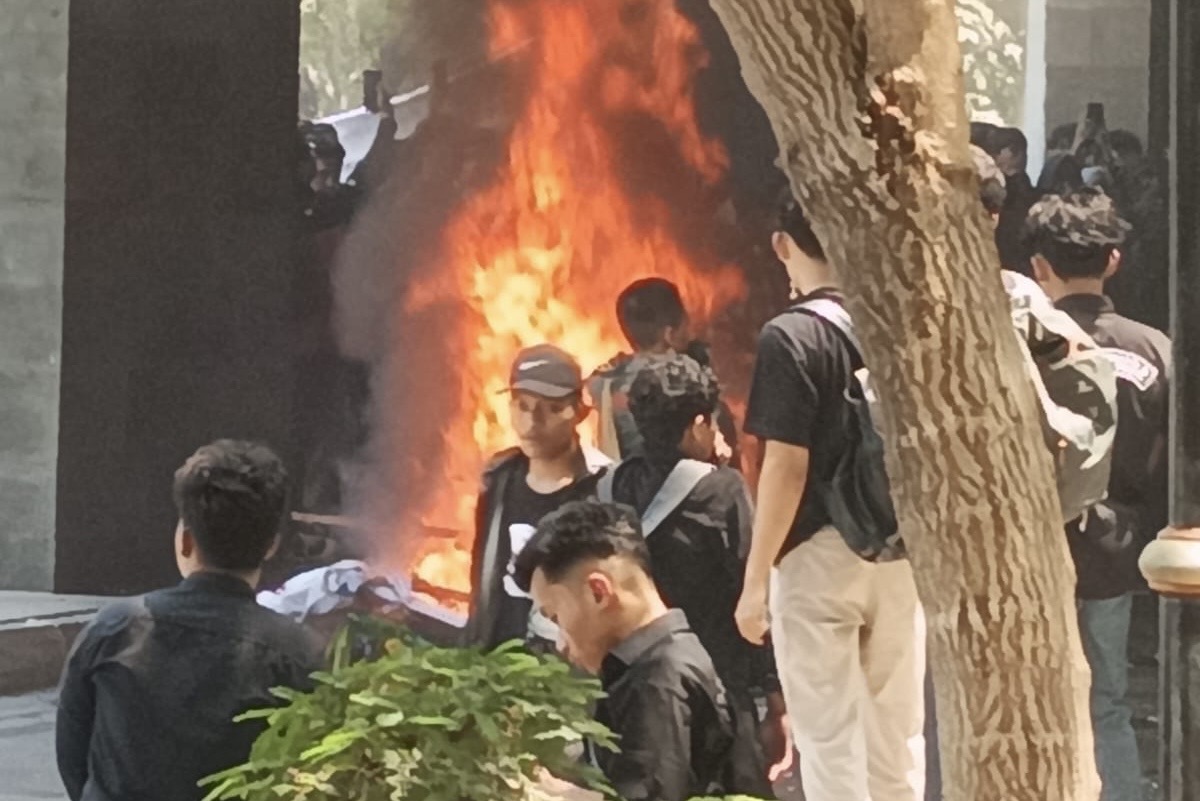 Demo Tolak Rektor Dua Periode di UINSA Memanas, Karangan Bunga Dibakar