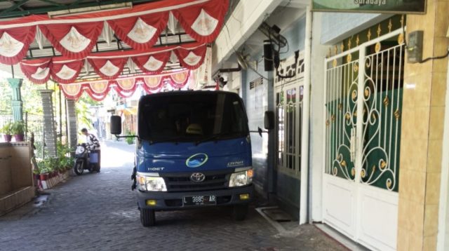 Atasi Dampak Air Berbusa, PAM Surya Sembada Terjunkan Truk Tangki Air Bersih Gratis ke Pelanggan