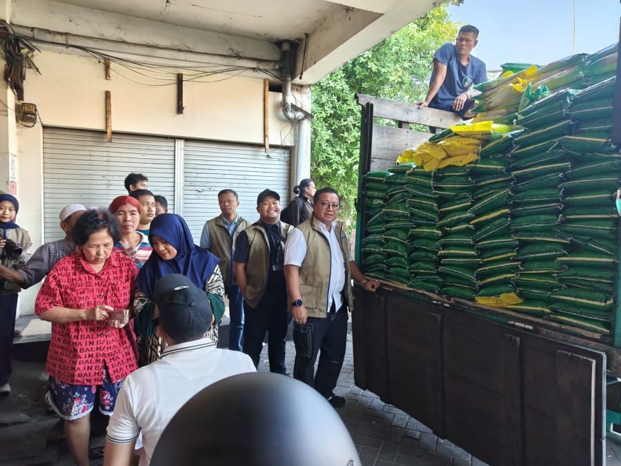 Perum Bulog Pastikan Stok Beras SPHP dan Minyak Goreng di Surabaya Aman