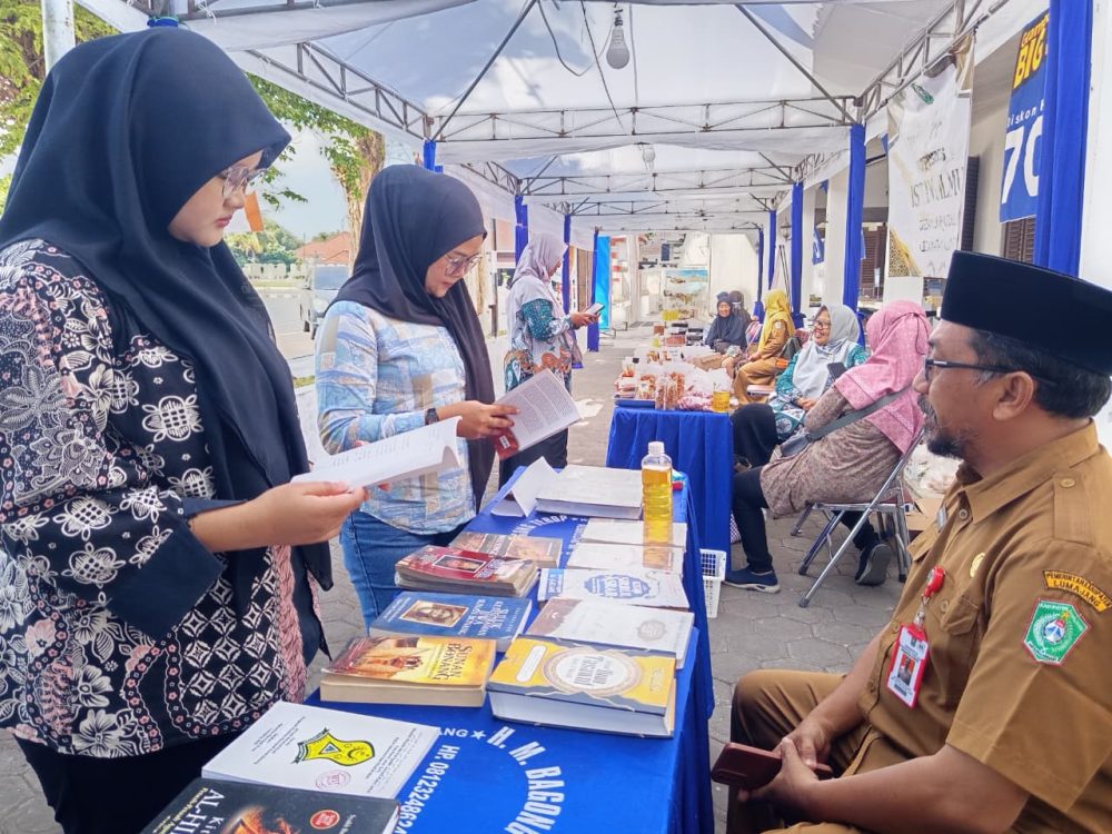 Pengunjung melihat koleksi buku di stan pameran Festival Literasi Lumajang 2026 yang digelar di halaman Perpustakaan Mula Malurung.