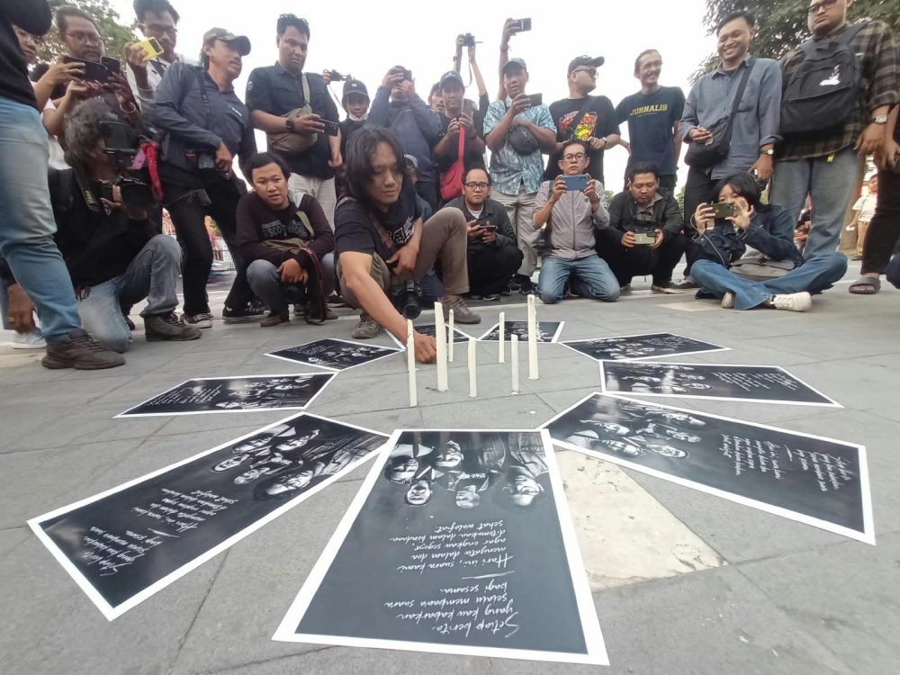 Sejumlah jurnalis menggelar doa bersama dan menyalakan lilin untuk lima jurnalis serta tiga kru kapal yang hilang saat meliput Gunung Anak Krakatau.