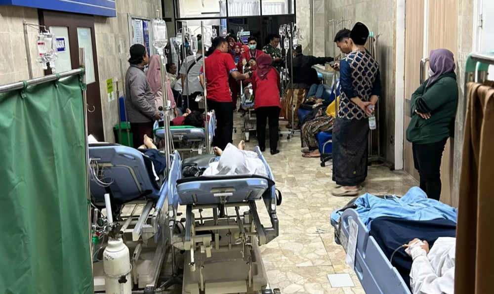 Korban Keracunan MBG Dirawat di Rumah Sakit Sejumlah pasien korban keracunan MBG menjalani perawatan di rumah sakit menggunakan tempat tidur dan infus.