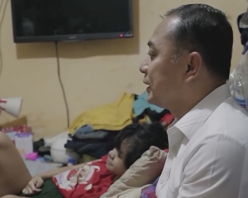 Usai Terima DM, Eri Cahyadi Bantu Mesin Jahit untuk Ibu Ojol Pengampu Anak Cerebral Palsy