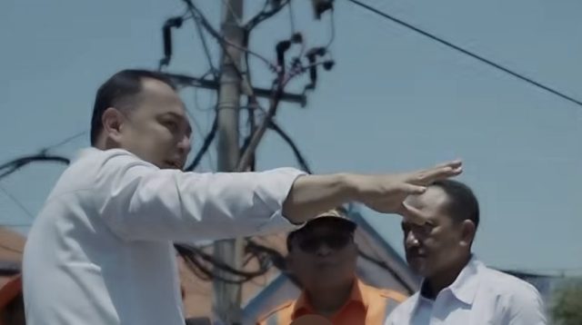 Eri Cahyadi Geram Ada Gunung Sampah di Jalur Rel Pasar Turi, Warga Surabaya Tolong Jangan Kemproh