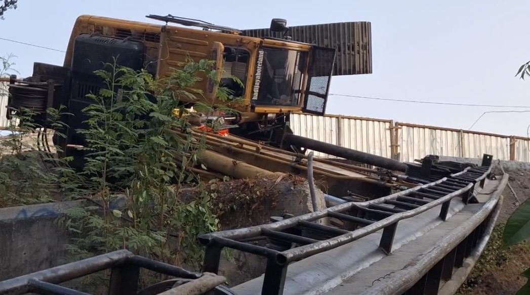 Crane Proyek Ambruk di HR Muhammad Surabaya, Jalanan Sempat Lumpuh