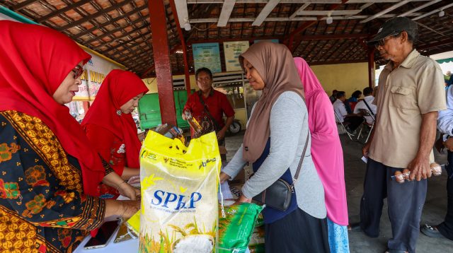 Warga Surabaya Bisa Beli Beras Premium Bulog Rp14.900 per Kg, Pemkot Kawal Distribusi