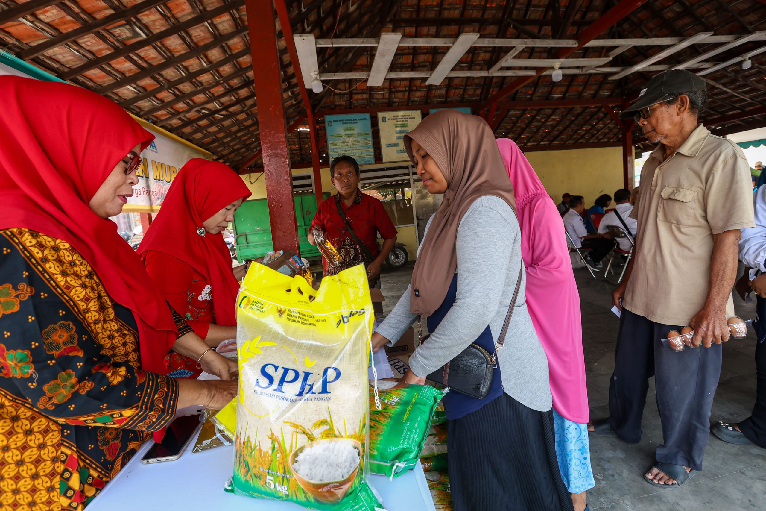 Warga Surabaya Bisa Beli Beras Premium Bulog Rp14.900 per Kg, Pemkot Kawal Distribusi