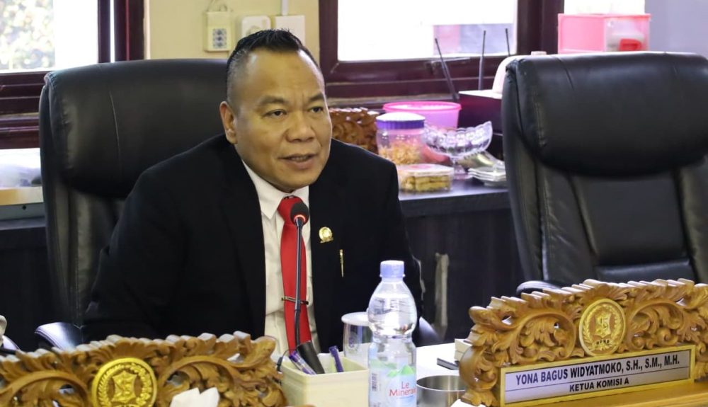 Ketua Komisi A DPRD Kota Surabaya Yona Bagus Widyatmoko mengikuti rapat dengar pendapat membahas sengketa lahan di Kalisari.