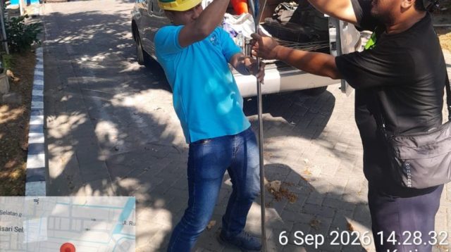 Petugas PAM Surya Sembada melakukan pemulihan jaringan air di Tenggilis Mejoyo Surabaya