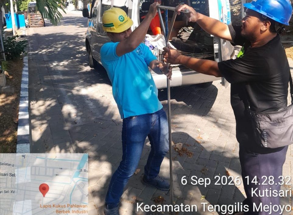 Petugas PAM Surya Sembada melakukan pemulihan jaringan air di Tenggilis Mejoyo Surabaya