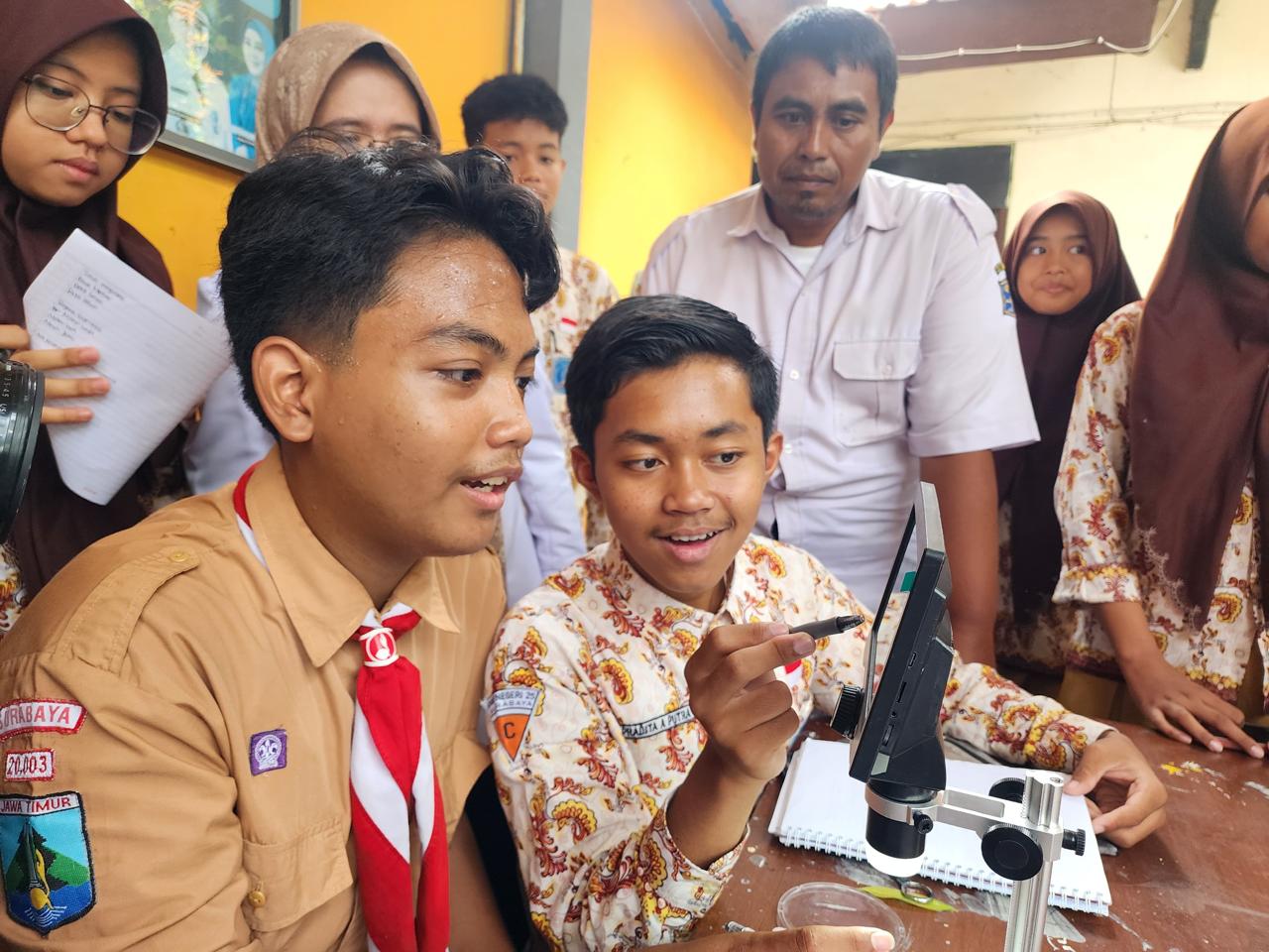 Siswa SMPN 25 Surabaya Temukan Puluhan Mikroplastik Mengintai di Air Keran, Udara, hingga Wajah Mereka