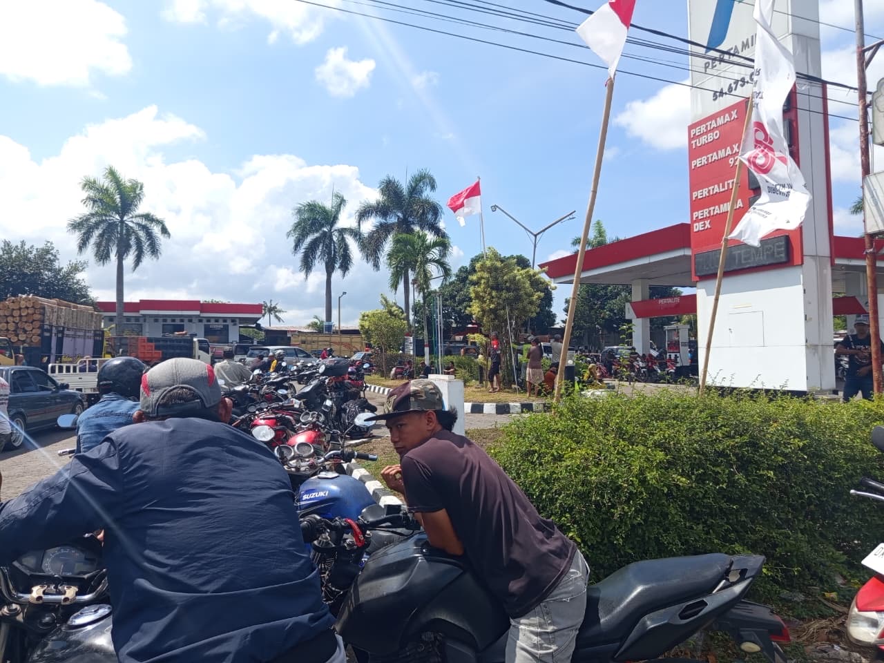 Pasokan Terhambat, Antrean Pertalite Mengular hingga Jalan Raya di Lumajang