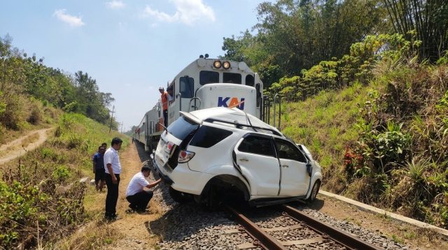 Kecelakaan Maut Fortuner Tertabrak KA Ijen Ekspres di Jember, Mobil Ringsek