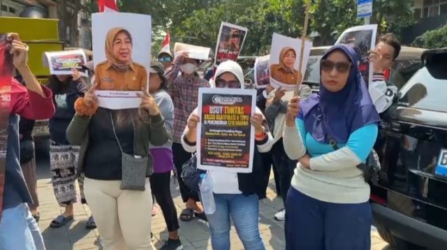 Massa aksi di depan kantor Pemerintah Kota Surabaya Massa Cakra Muda Indonesia Demo Pemkot Surabaya, Desak Usut Tuntas TPPU DSDABM