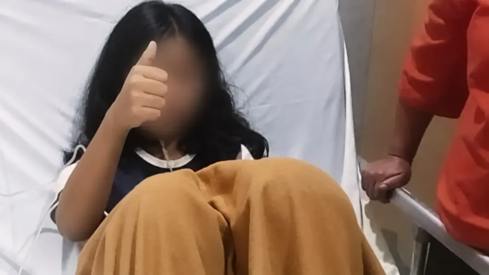 Siswi korban keracunan Makanan Bergizi Gratis (MBG) menjalani perawatan di rumah sakit.