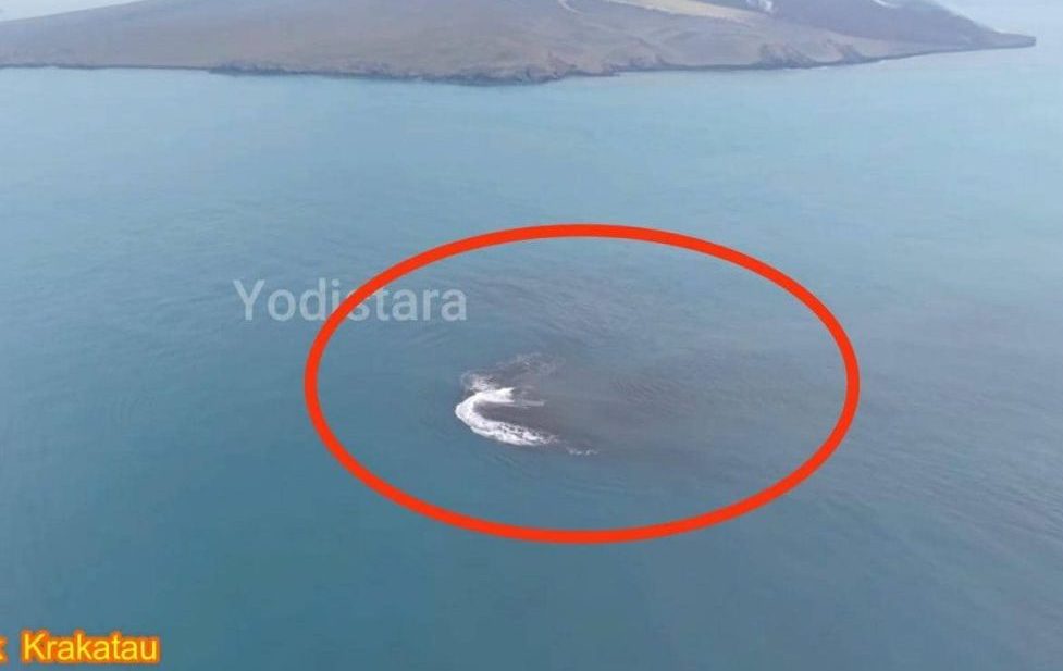 Daratan baru hasil akumulasi material vulkanik terlihat di perairan sekitar Gunung Anak Krakatau dan Pulau Sertung.