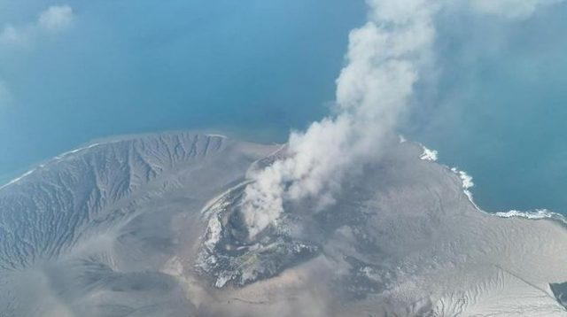 Gunung Anak Krakatau mengeluarkan asap dan material vulkanik dari kawah di kawasan Selat Sunda.