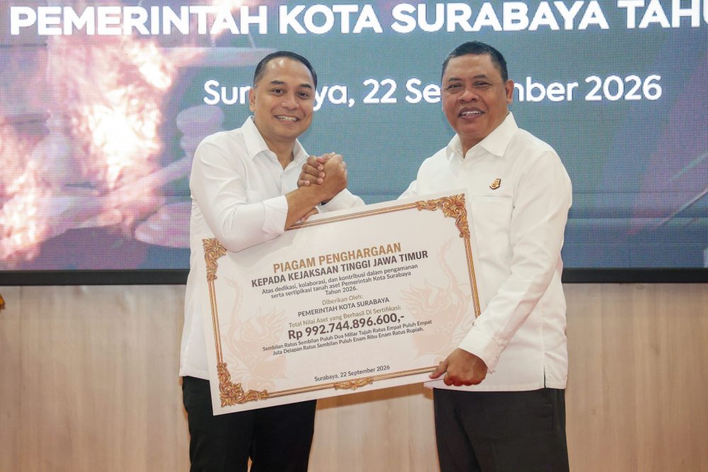 Penyerahan sertifikat aset tanah Pemkot Surabaya senilai Rp992,7 miliar oleh Kejati Jatim