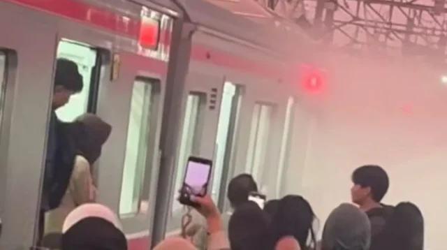 Penumpang merekam kondisi KRL Commuter Line di Stasiun Jakarta Kota saat muncul asap dan percikan api pada Selasa (27/10/2026).
