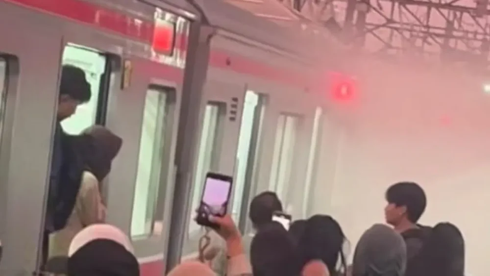 Penumpang merekam kondisi KRL Commuter Line di Stasiun Jakarta Kota saat muncul asap dan percikan api pada Selasa (27/10/2026).